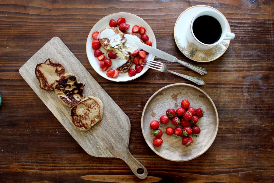 mini pancakes zum frühstück mit Erdbeeren 