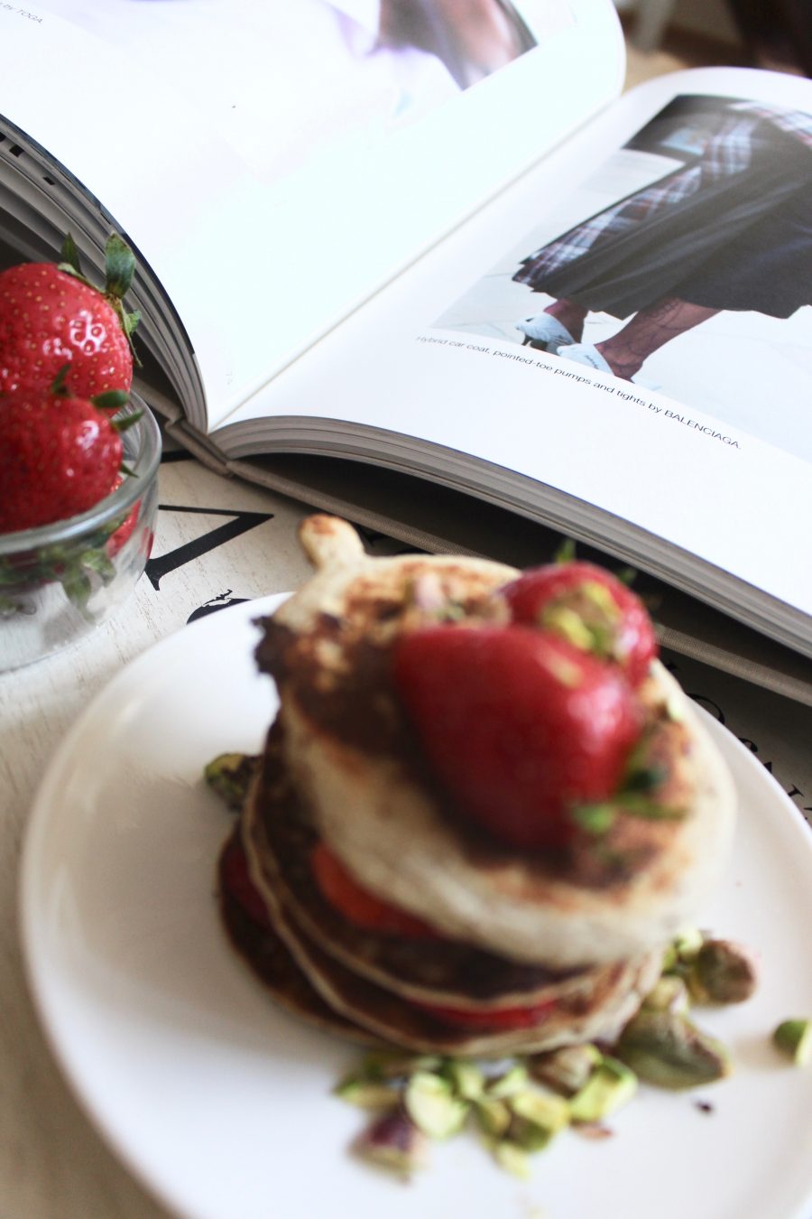 Healthy Pancakes mit erdbeeren und pistazien