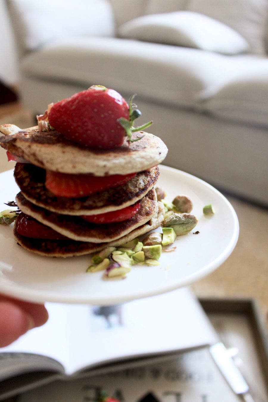 Healthy Pancakes mit erdbeeren und pistazien 