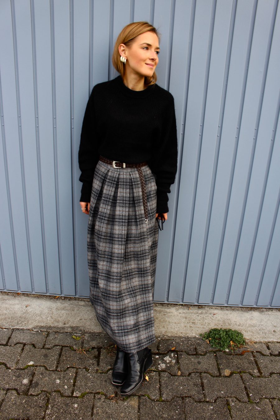 Black sweater blogger style winter 2018 look
