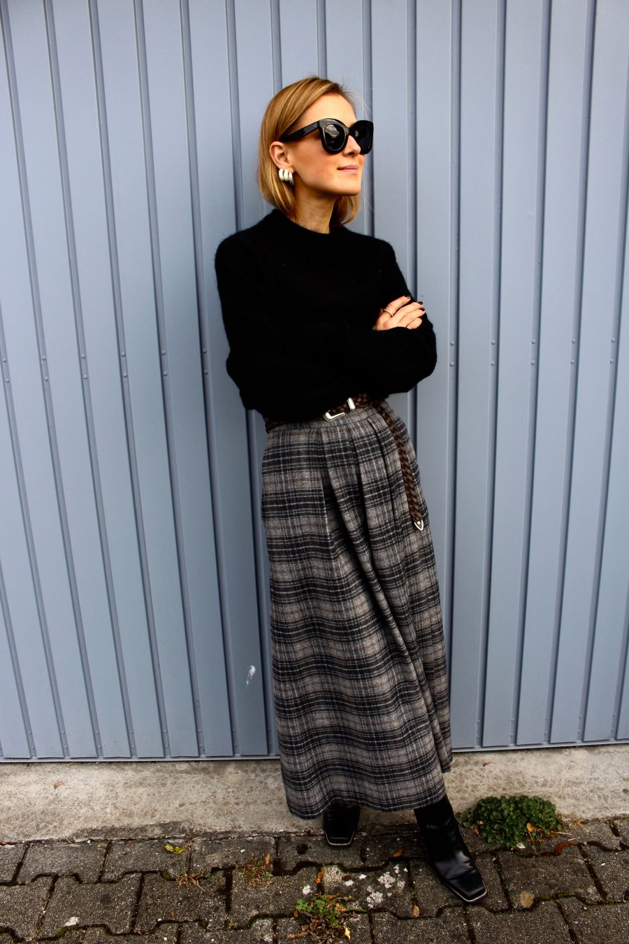 Black sweater blogger style winter 2018 look