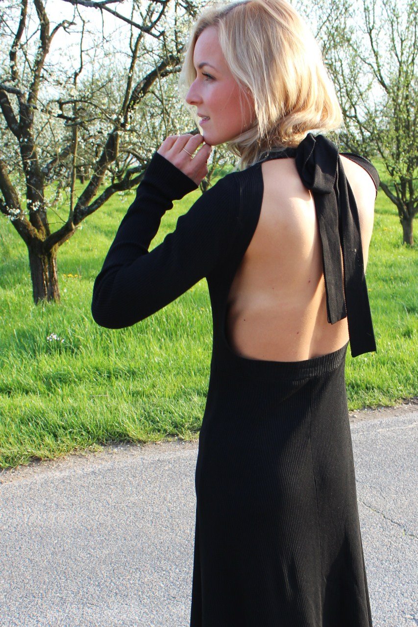 Rückenfreies Kleid mit Schleife Zara