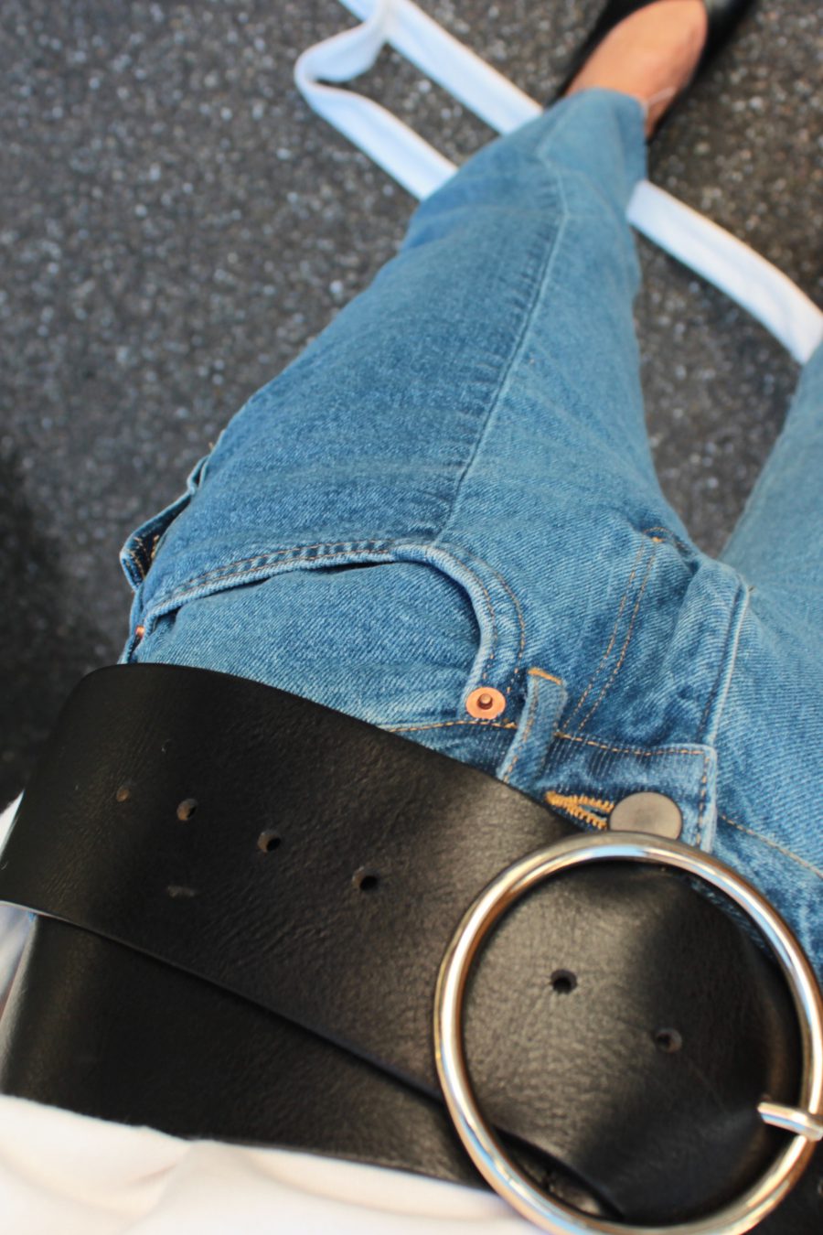 breiter Gürtel zu einer jeans kombinieren