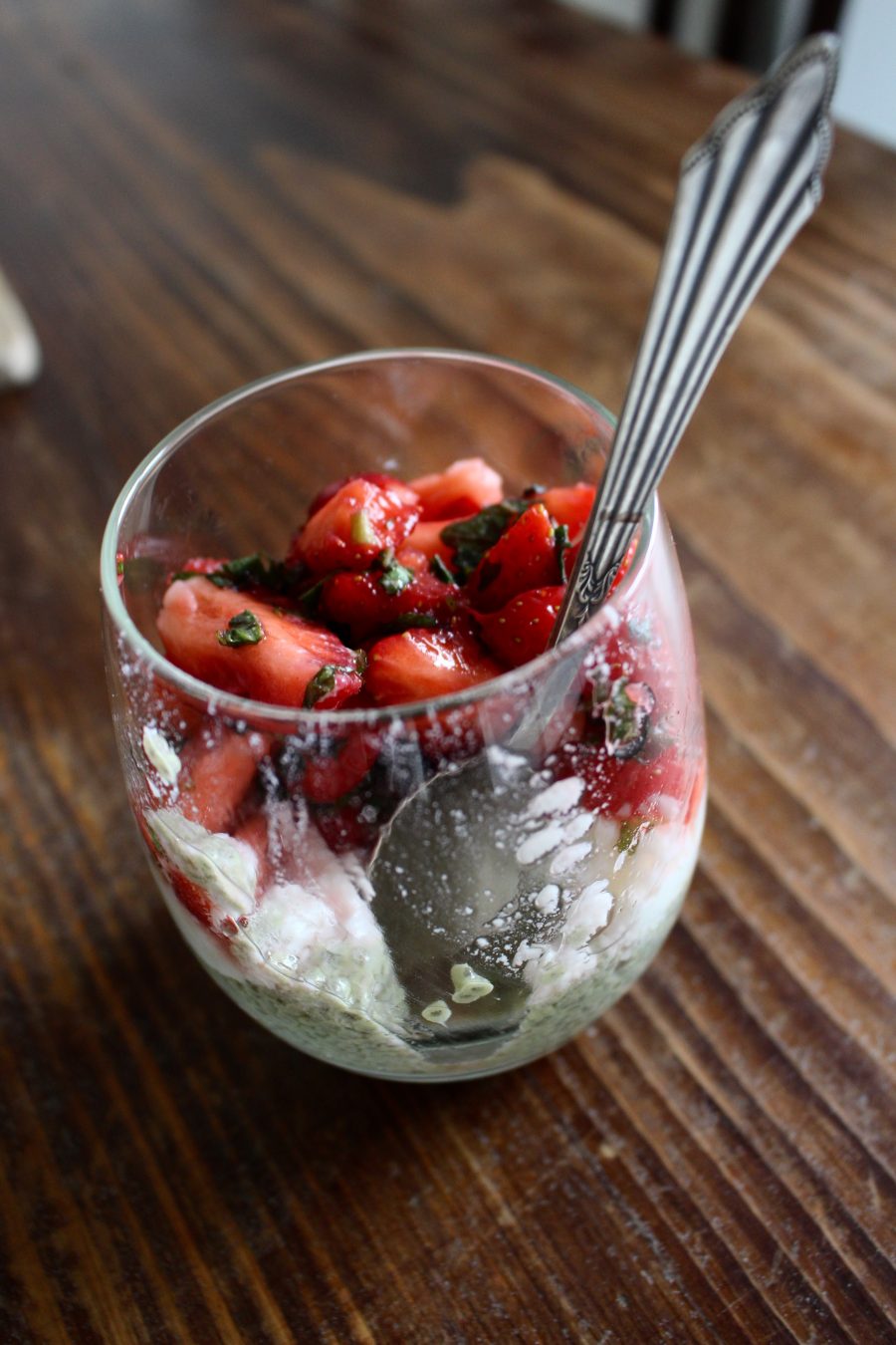 Matcha Chia-Pudding mit frischen Erdbeeren