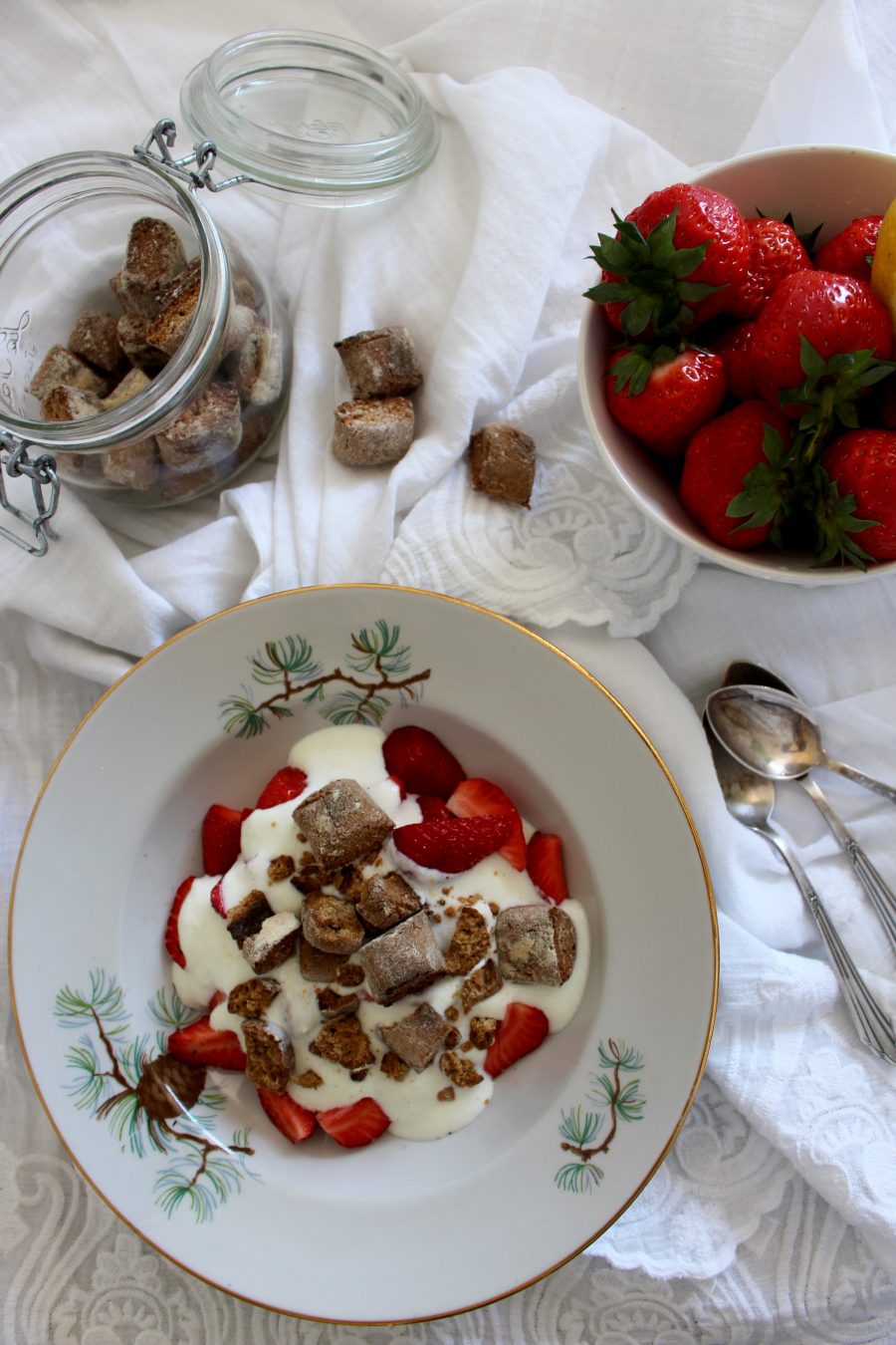 Kardamom-Kekse mit Erdbeeren & Joghurt